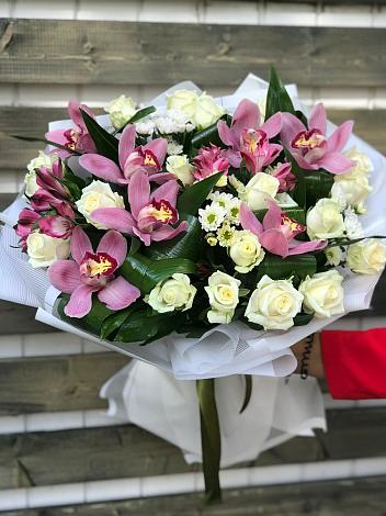 Букет цветов из: Розы и Хризантемы в Лесной Поляне