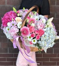 Композиция солнечный день в Лесной Поляне Цветочная композиция из Розы, Хризантемы, Пионы и Лизиантусы в корзине в Лесной Поляне