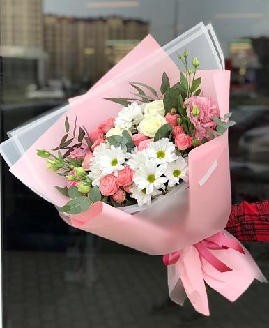 Букет цветов из: Розы, Лизиантусы и Хризантемы в Лесной Поляне